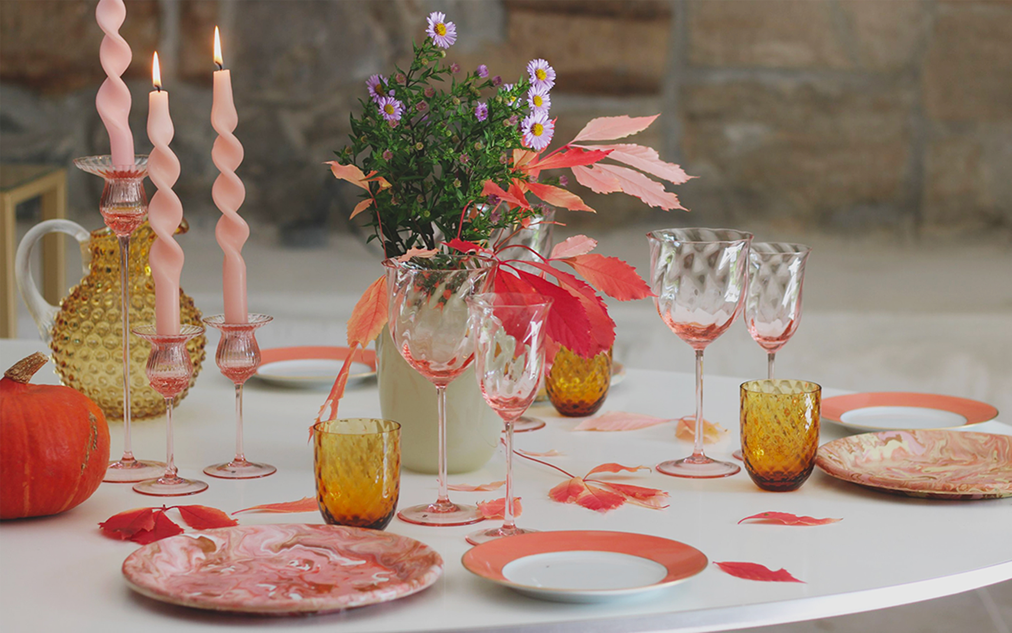Anna von lipa norge dekket bord med vaser og glass